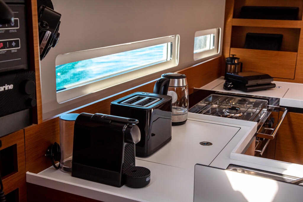 Sailing yacht 