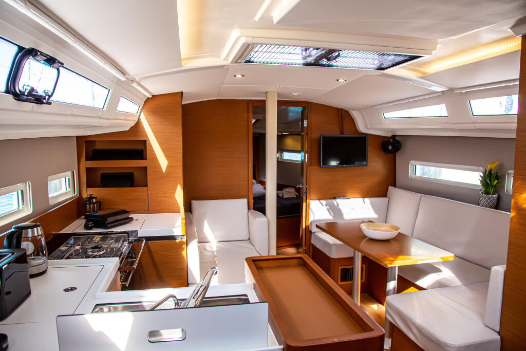 Sailing yacht 