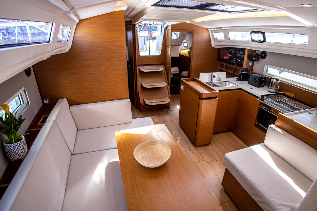 Sailing yacht 
