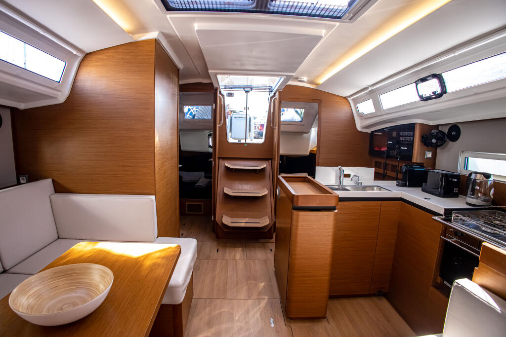 Sailing yacht 