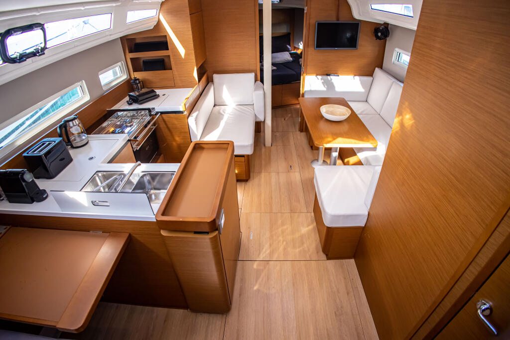Sailing yacht 