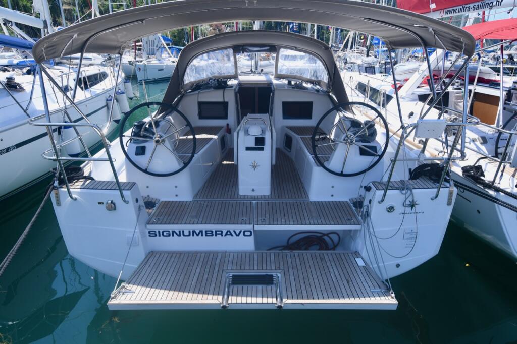 Sailing yacht 