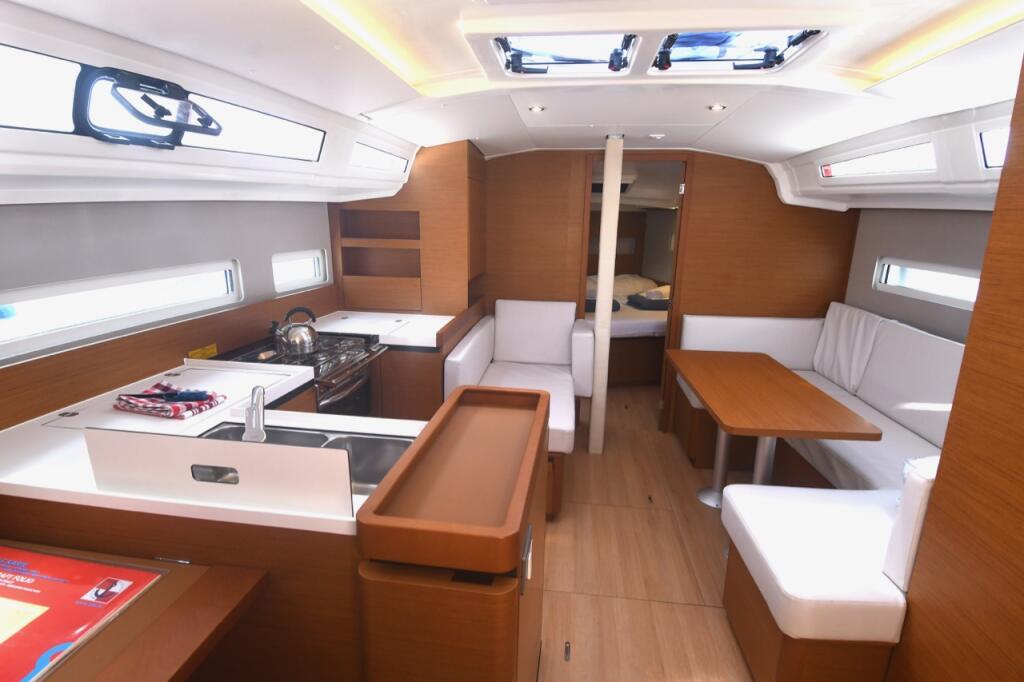 Sailing yacht 