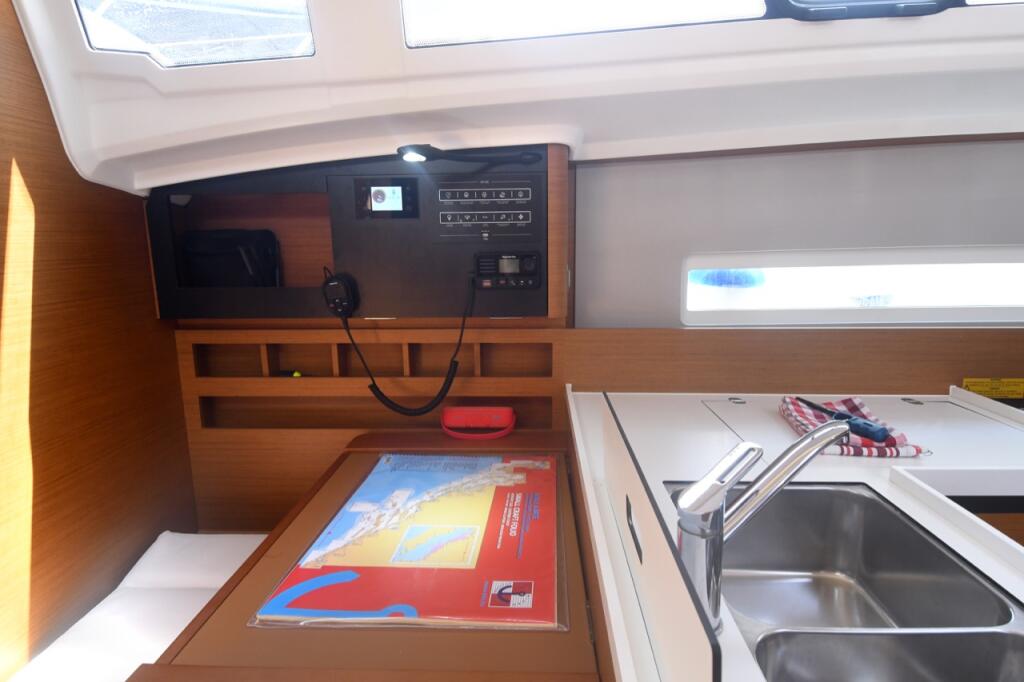 Sailing yacht 