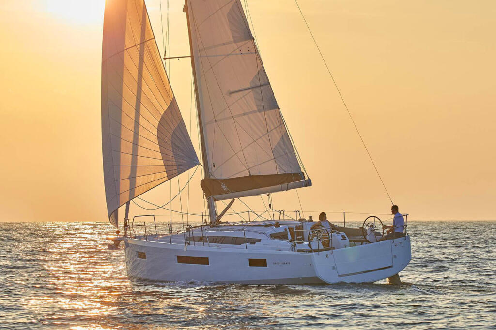 Sailing yacht 