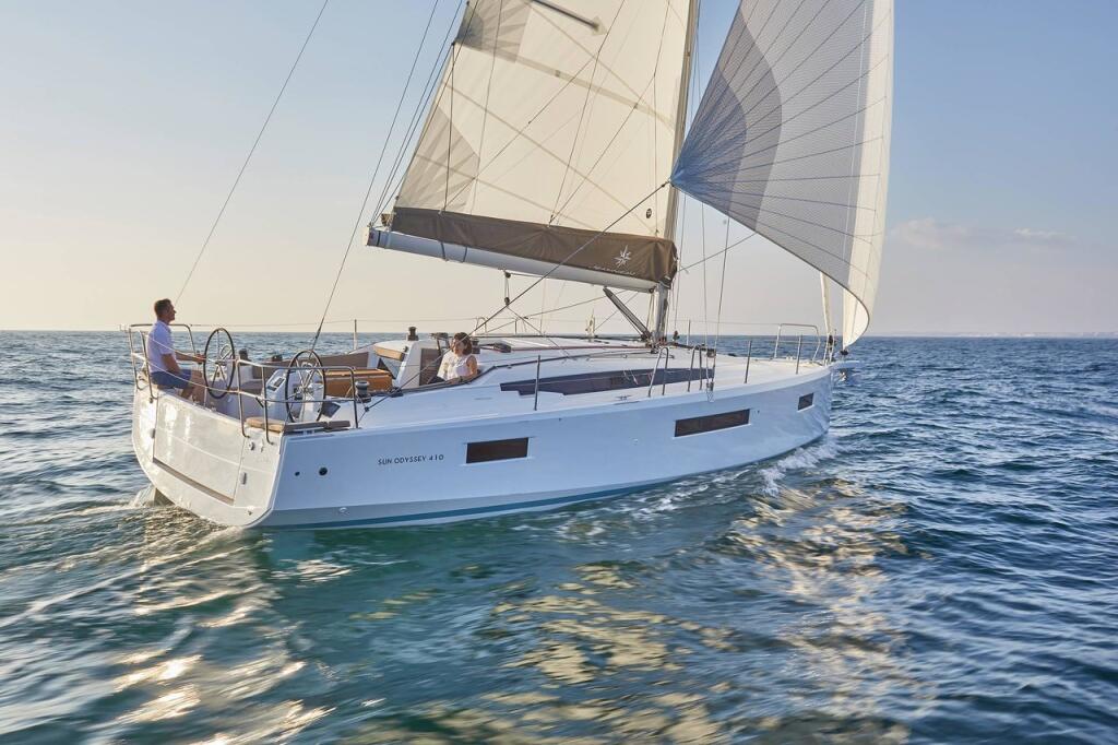 Sailing yacht 