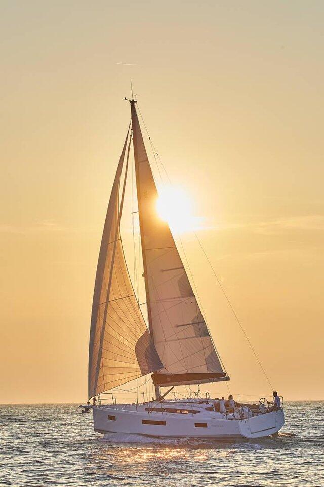 Sailing yacht 
