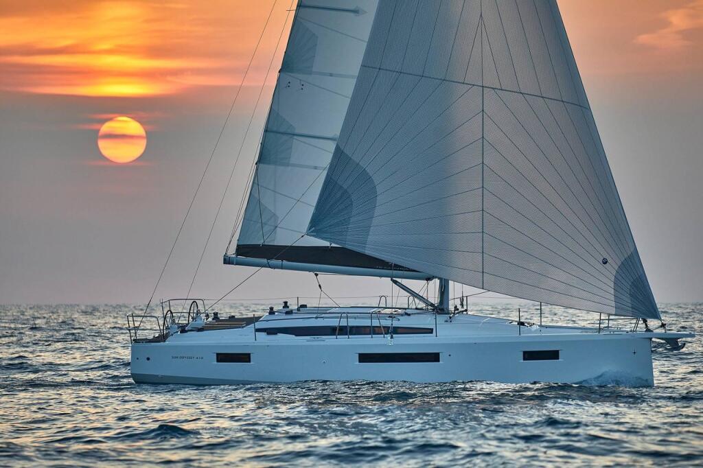 Sailing yacht 