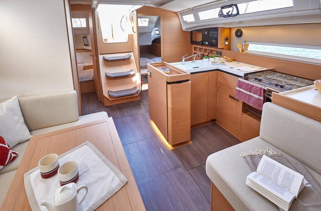 Sailing yacht 