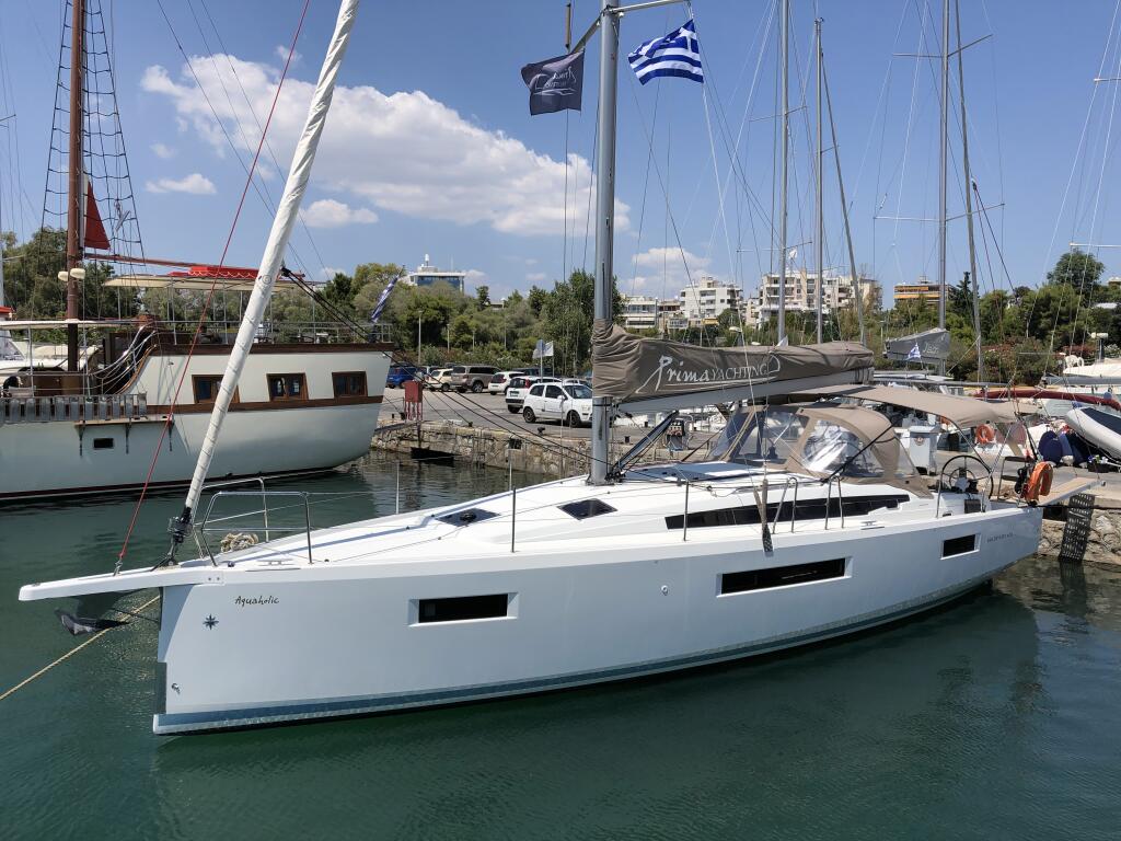 Sailing yacht 