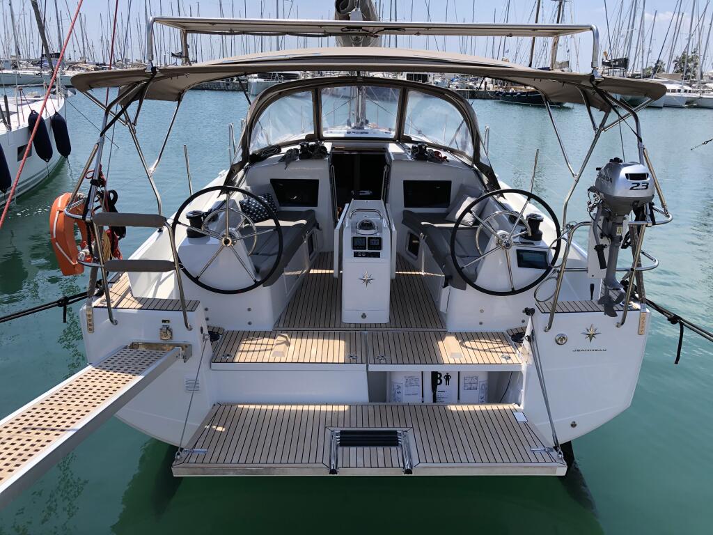 Sailing yacht 