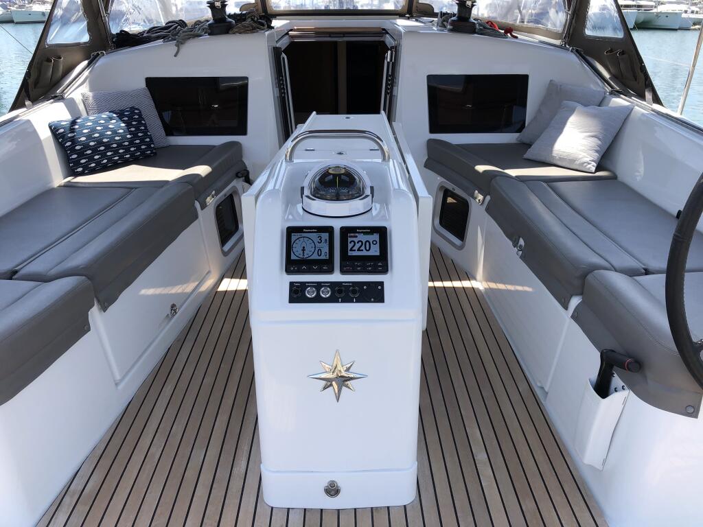 Sailing yacht 