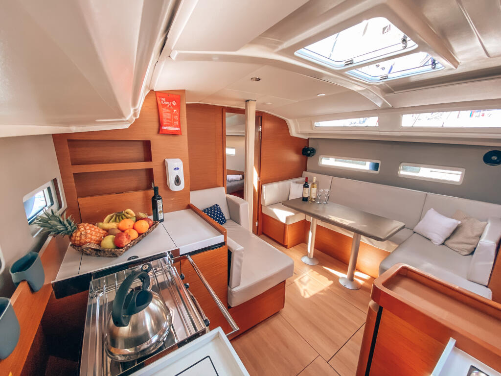 Sailing yacht 