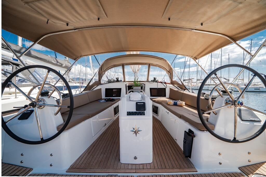 Sailing yacht 