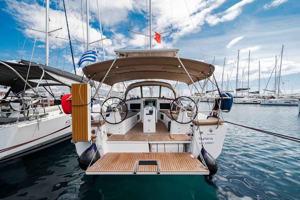 Sailing yacht 