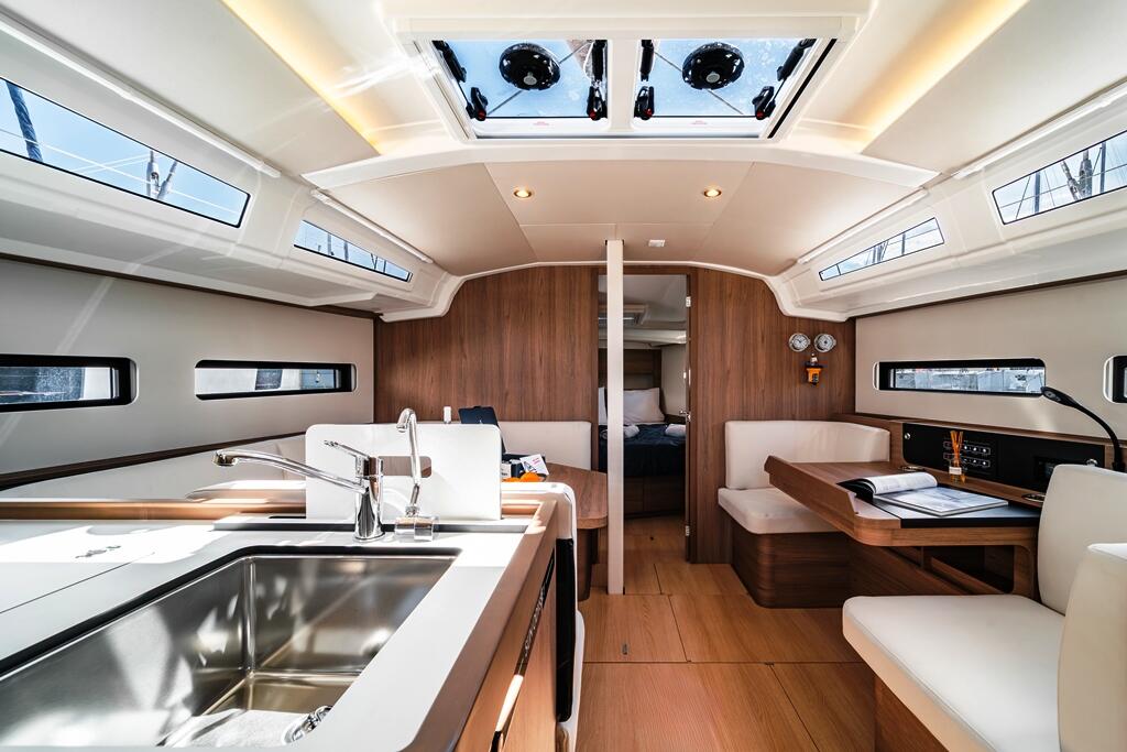 Sailing yacht 