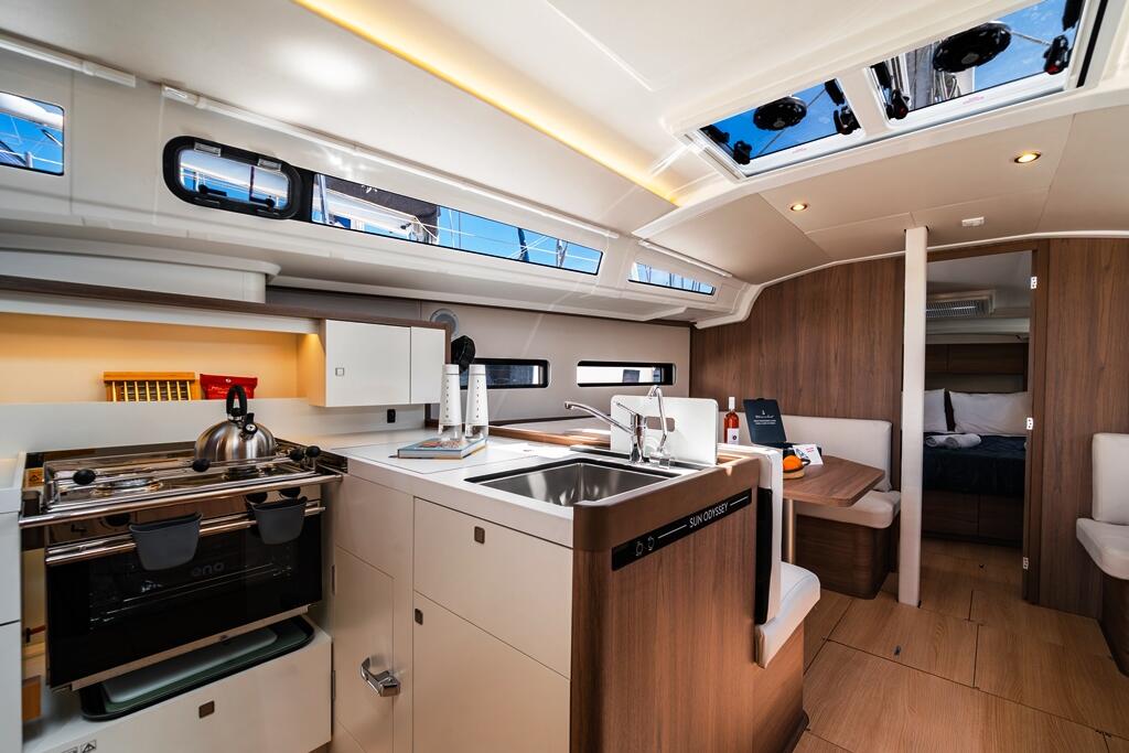 Sailing yacht 