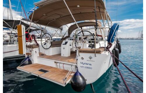 Sailing yacht 