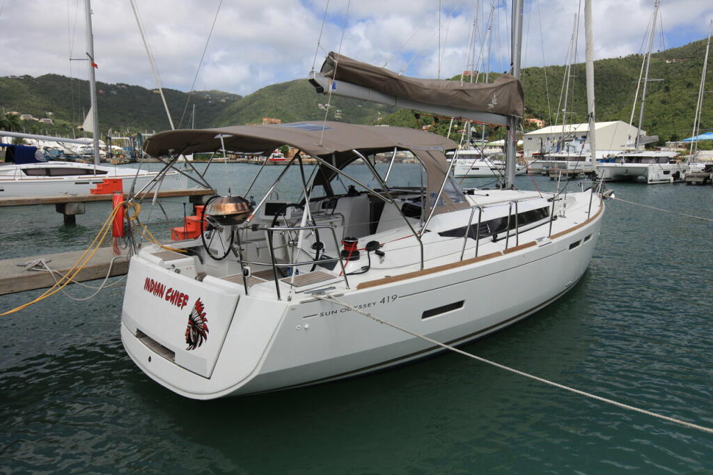 Sailing yacht 