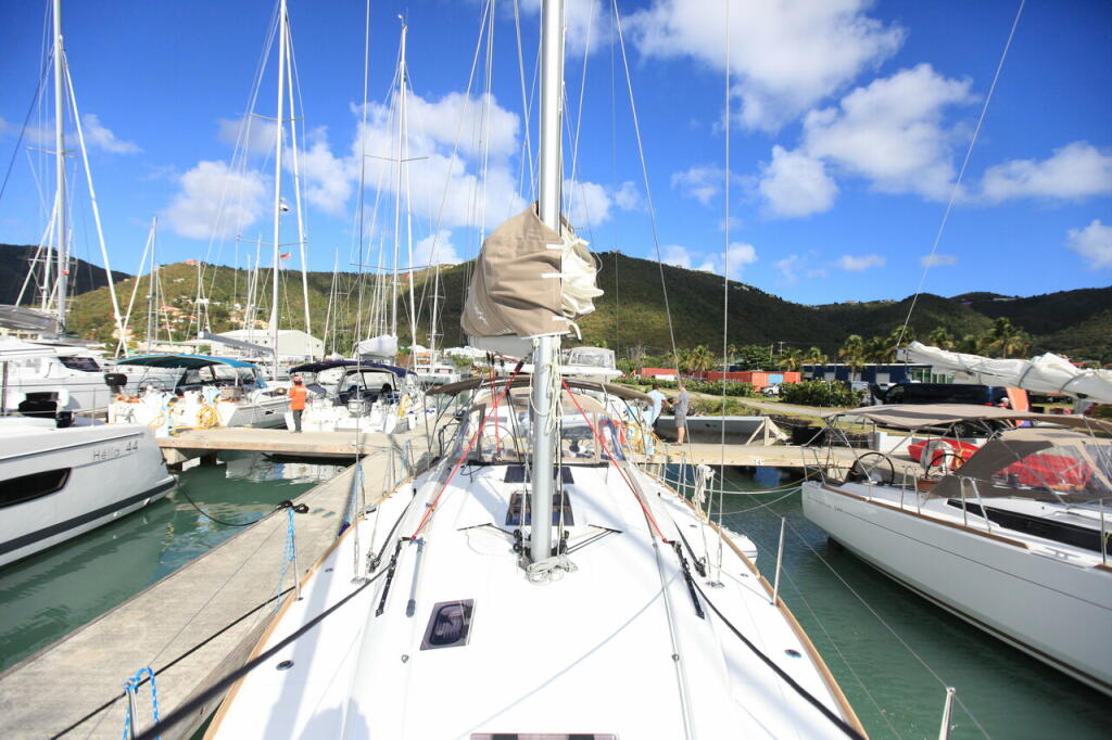 Sailing yacht 