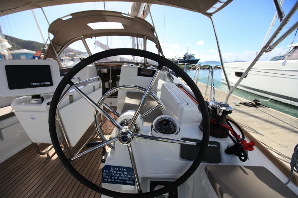 Sailing yacht 