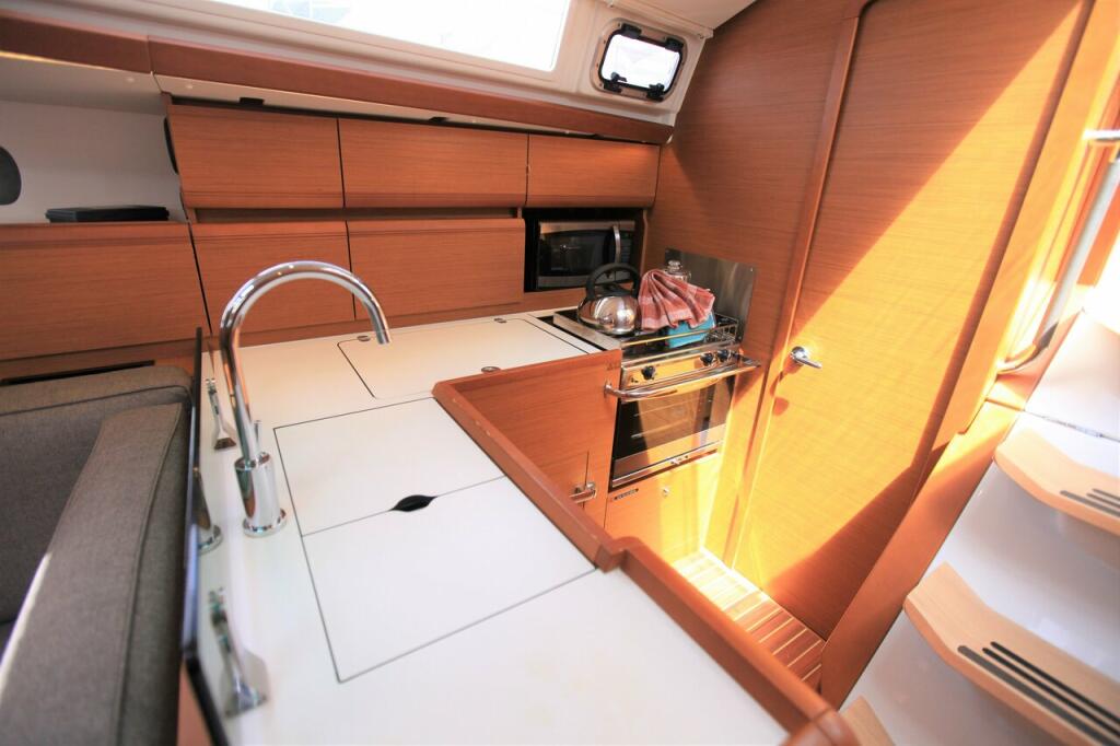 Sailing yacht 