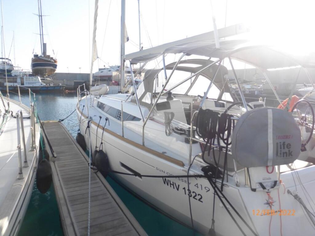 Sailing yacht 