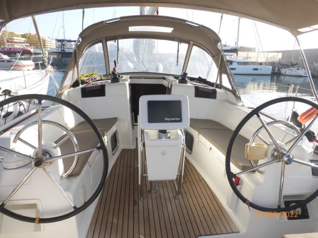 Sailing yacht 