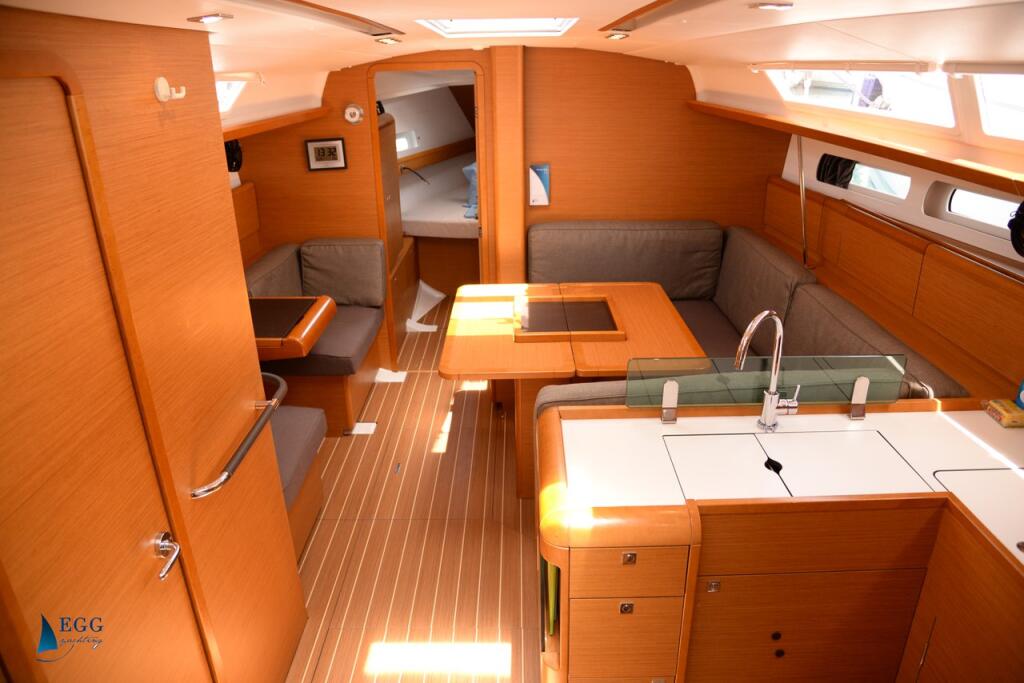 Sailing yacht 