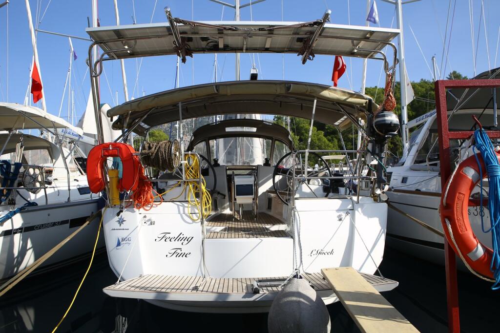 Sailing yacht 
