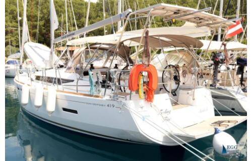 Sailing yacht 