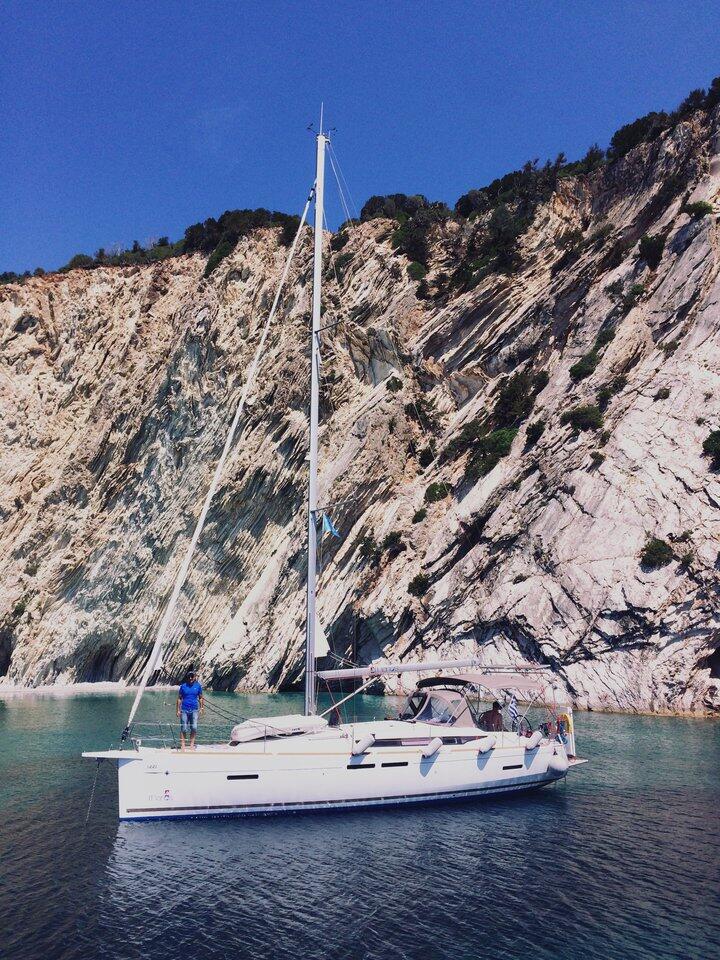 Sailing yacht 
