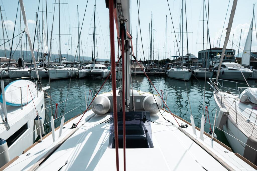 Sailing yacht 