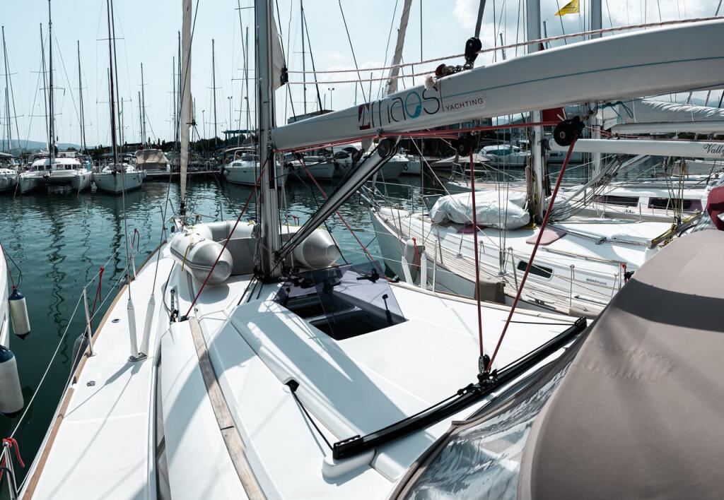 Sailing yacht 