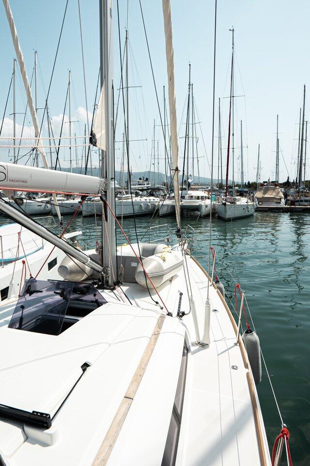 Sailing yacht 