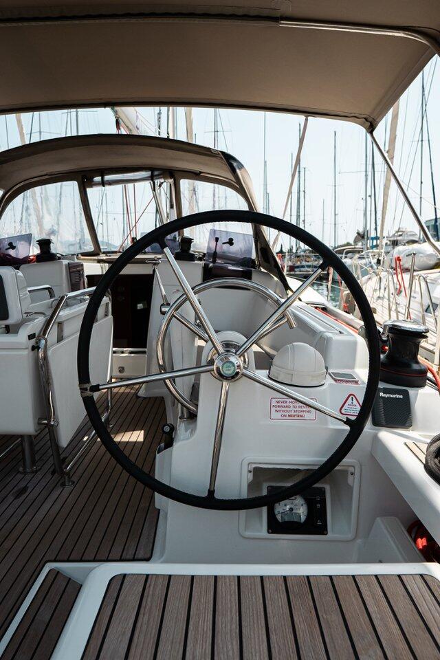 Sailing yacht 