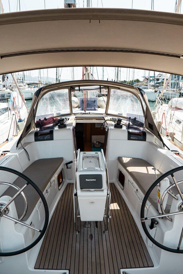 Sailing yacht 