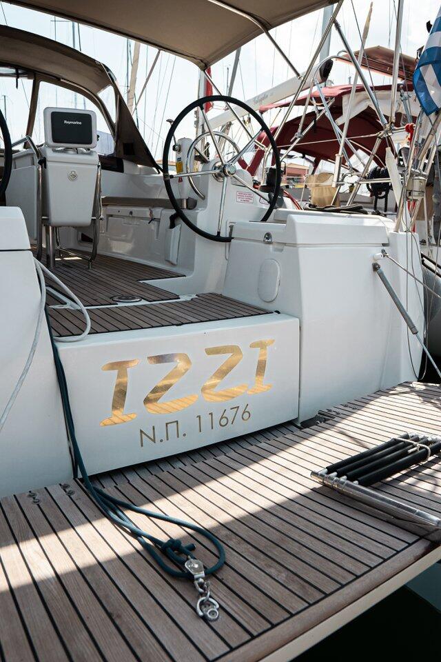 Sailing yacht 