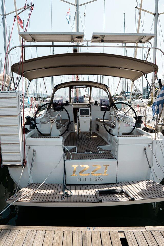Sailing yacht 