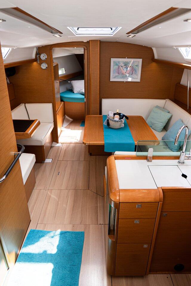 Sailing yacht 
