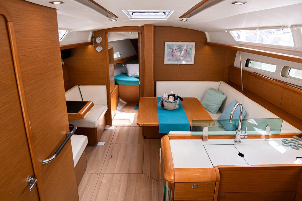 Sailing yacht 