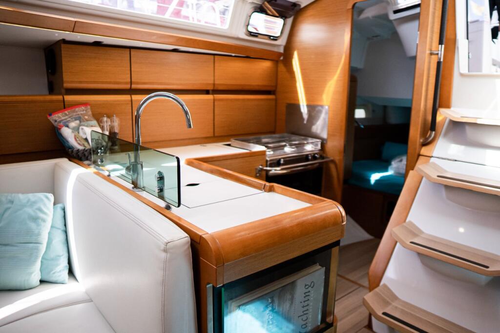 Sailing yacht 