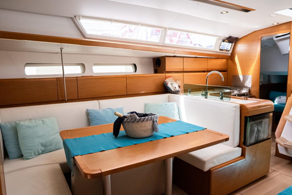Sailing yacht 