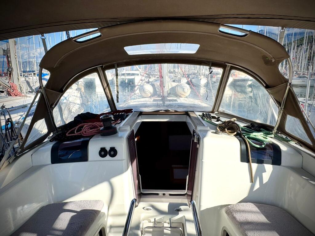 Sailing yacht 