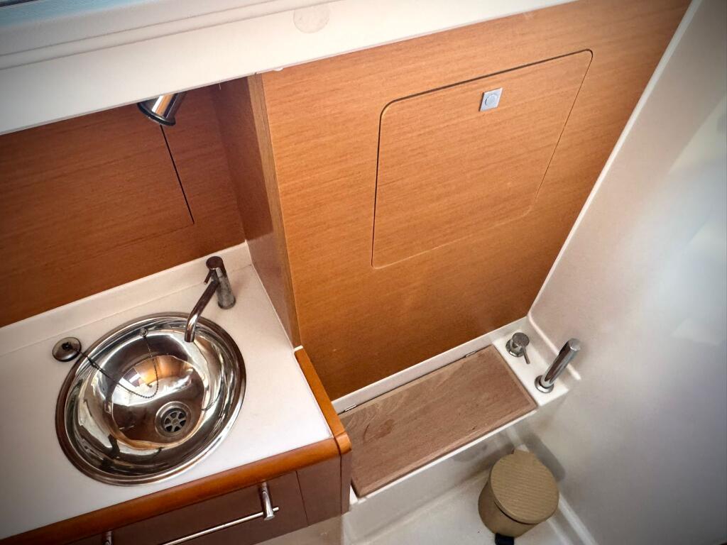 Sailing yacht 