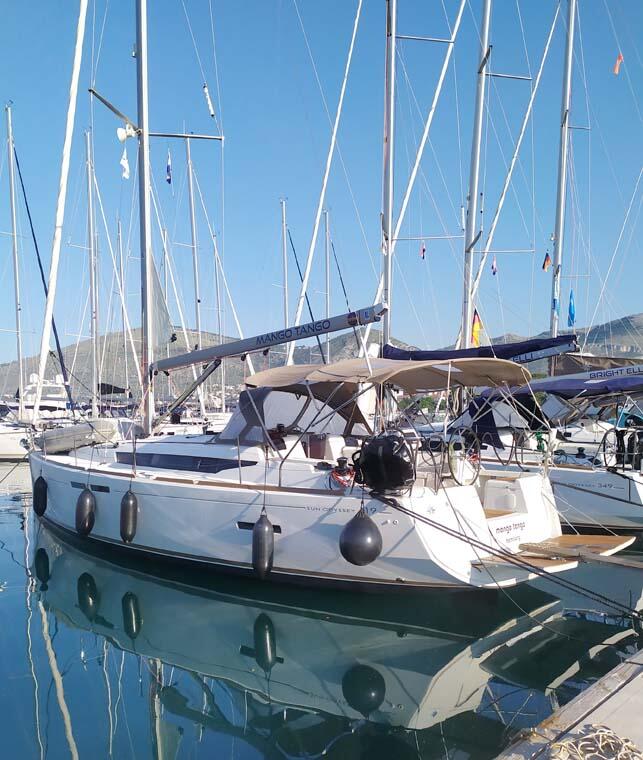 Sailing yacht 
