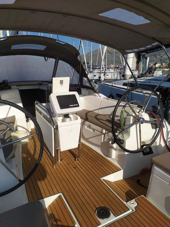 Sailing yacht 