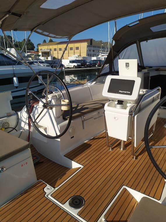 Sailing yacht 