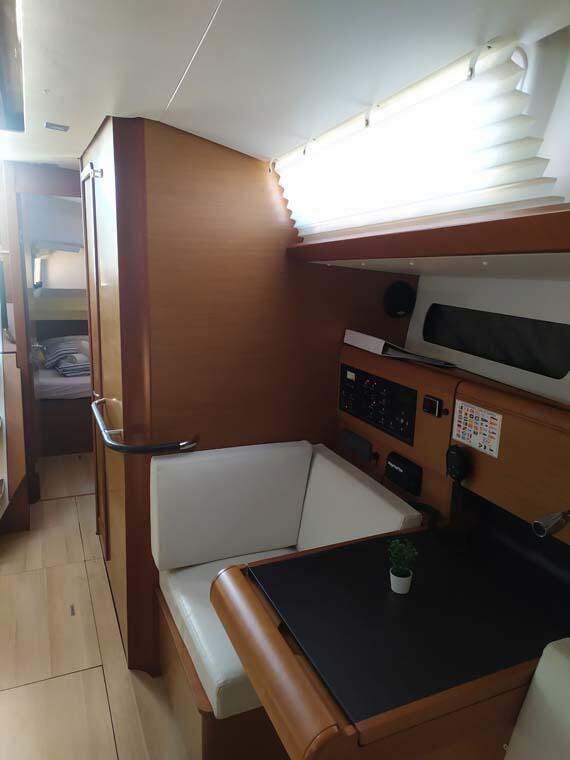 Sailing yacht 