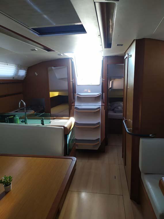 Sailing yacht 